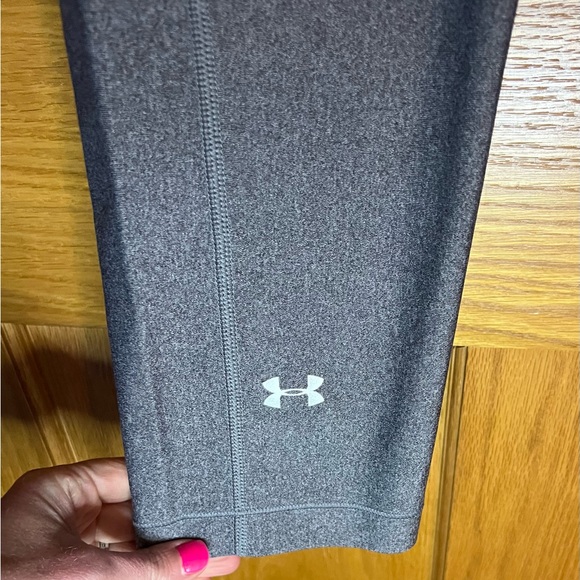 🏃‍♀️ NWOT Women’s Under Armour HeatGear Compression Capri Leggings Grey Medium - Picture 2 of 4